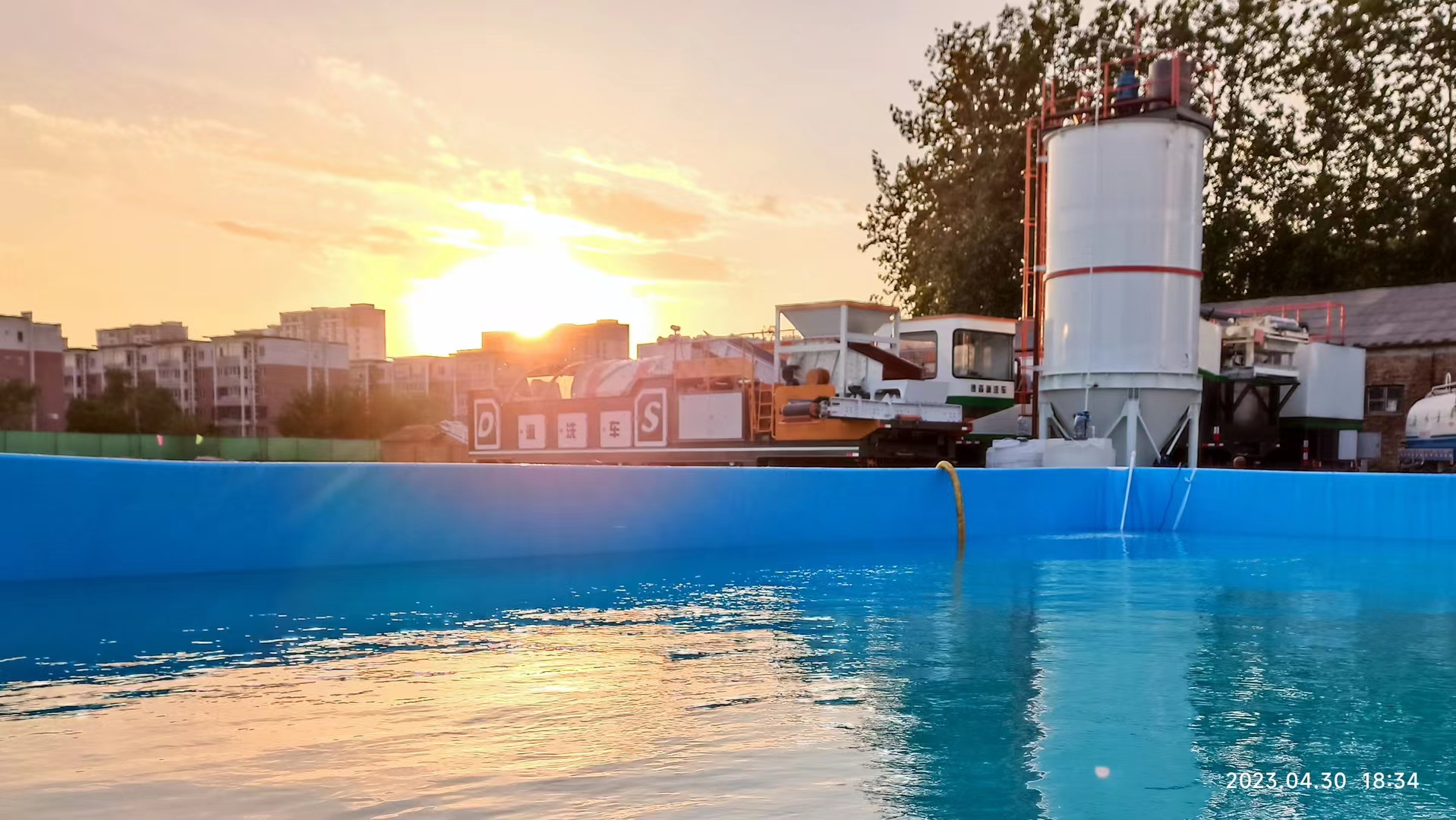 移動(dòng)式土壤淋洗設(shè)備案例現(xiàn)場